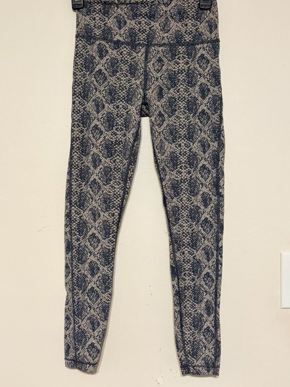 Women's Athleta Gray/Black Snakeskin Pattern Ultimate 7/8 Tight Size XXS